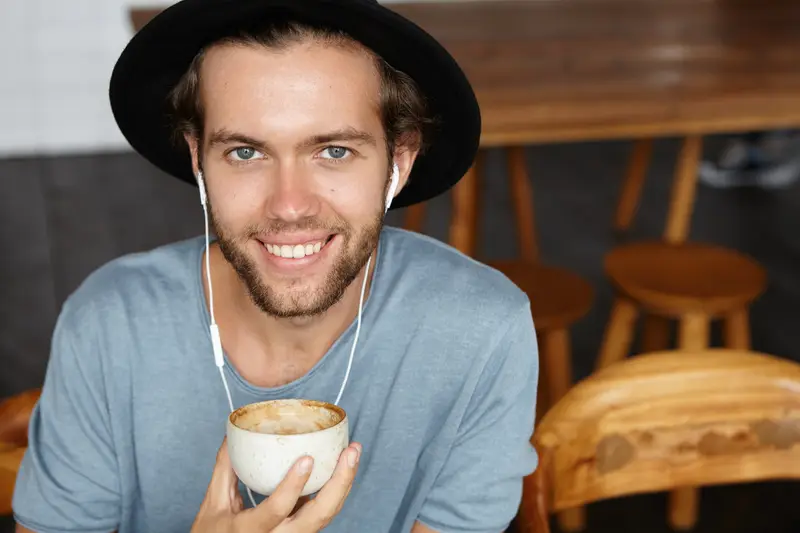Exemple MyShot Pro : portrait souriant avec chapeau et décor chaleureux