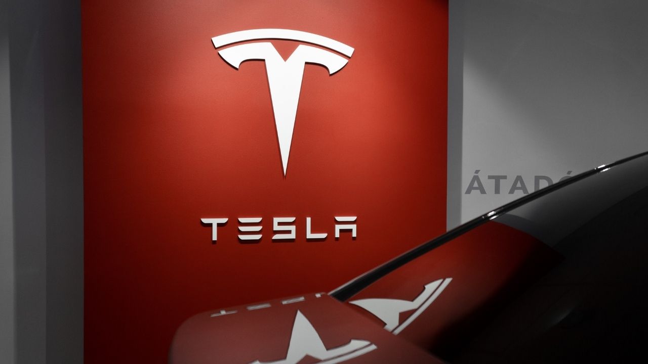 Nom de marque Tesla avec son logo