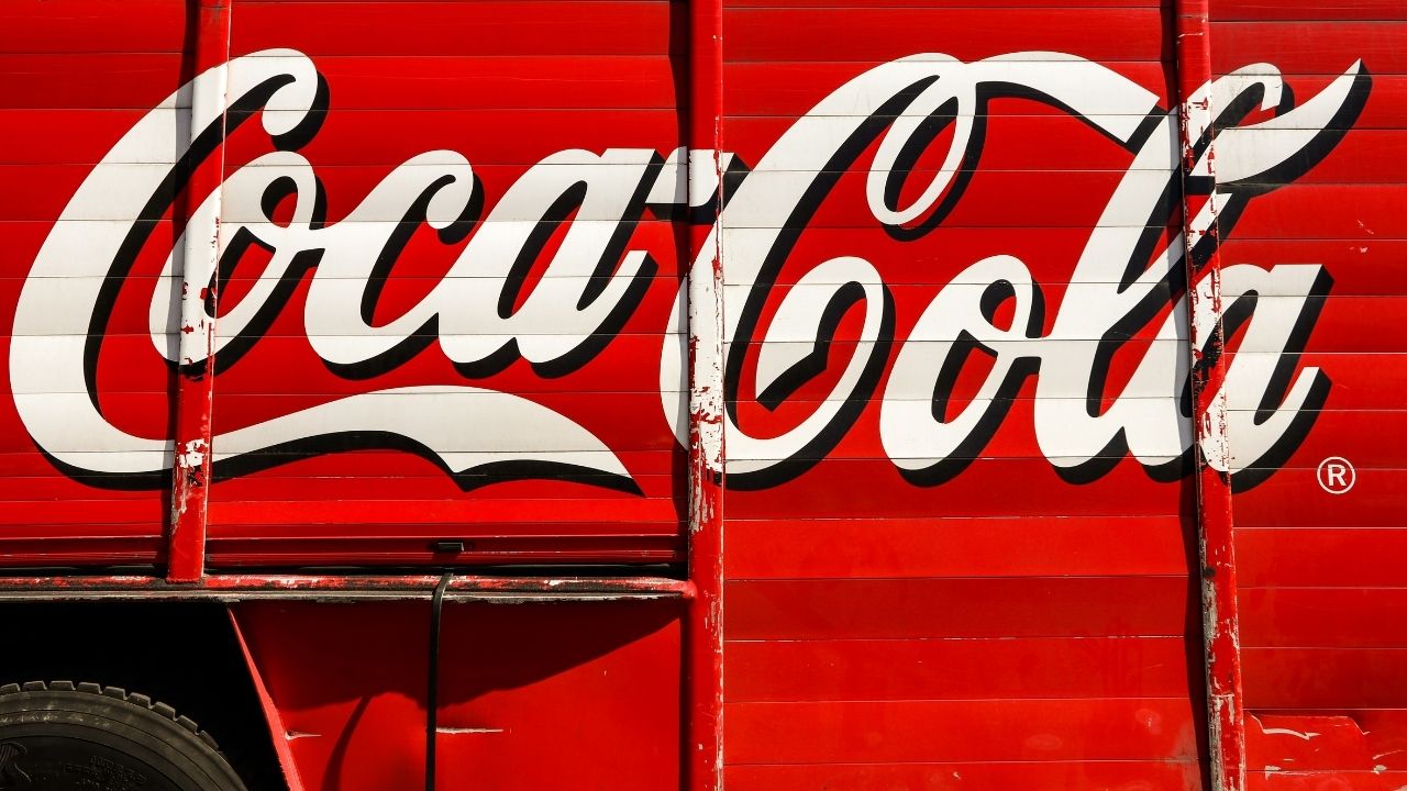 Nom de marque attractif : Coca-Cola sur un camion rouge
